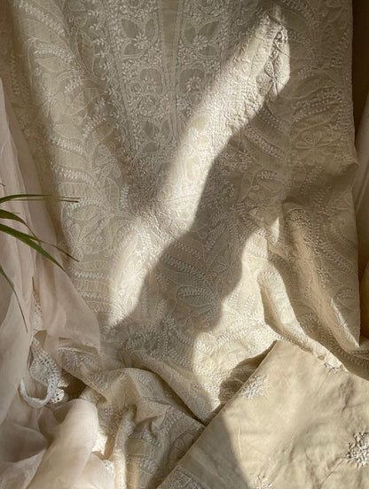 Ensemble costume en voile de coton avec travail de chikankari jaal et encolure, et dupatta en mousseline (lot de 3) (non cousu)
