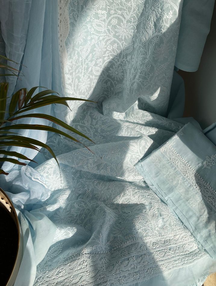Ensemble costume en voile de coton avec broderie Chikankari Jaal et bordures, et dupatta en mousseline (lot de 3) (non cousu)