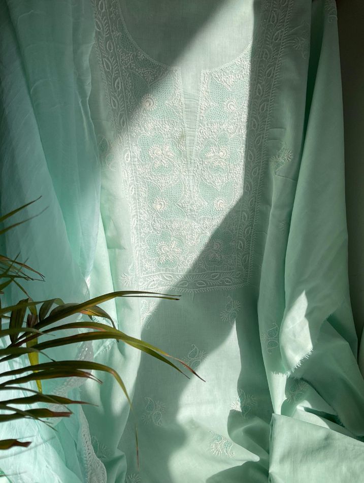 Ensemble Costume en Voile de Coton avec Travail Jaal et Booti Chikankari Fait Main, et Dupatta en Mousseline (Lot de 3) (Non Cousu)