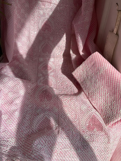 Ensemble de costume en voile de coton imprimé avec broderie Chikankari Jaal et travail de sequins-cutdana avec dupatta en mousseline (Lot de 3) (Non cousu)