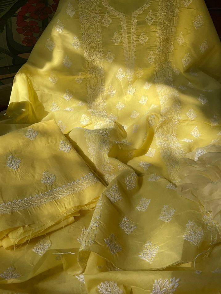Ensemble costume en voile de coton avec broderie fine Chikankari et Boota, et dupatta en mousseline (Lot de 3)