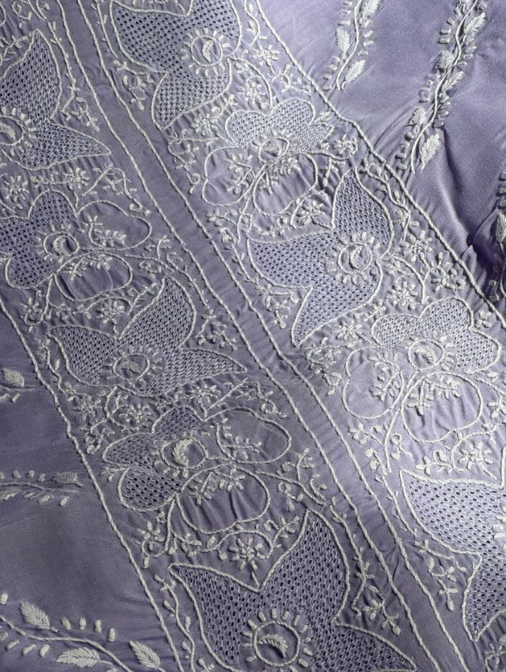 Ensemble de costume en voile de coton Loom avec broderie Chikankari fine et travail Haath Jaali avec dupatta en mousseline de soie