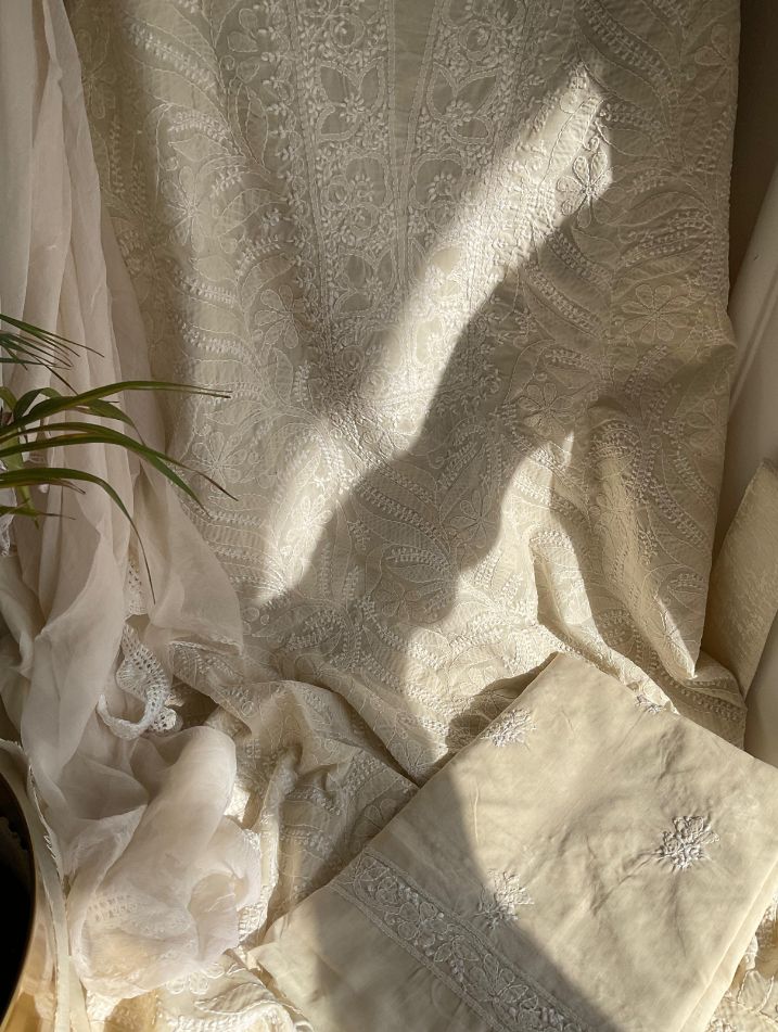 Ensemble costume en voile de coton avec travail de chikankari jaal et encolure, et dupatta en mousseline (lot de 3) (non cousu)