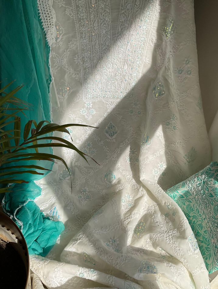 Ensemble de costume en voile de coton avec broderie Chikankari Jaal et travail de sequins-Cutdana, avec dupatta en mousseline (lot de 3) (non cousu)