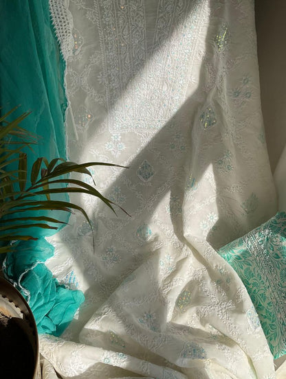Ensemble de costume en voile de coton avec broderie Chikankari Jaal et travail de sequins-Cutdana, avec dupatta en mousseline (lot de 3) (non cousu)