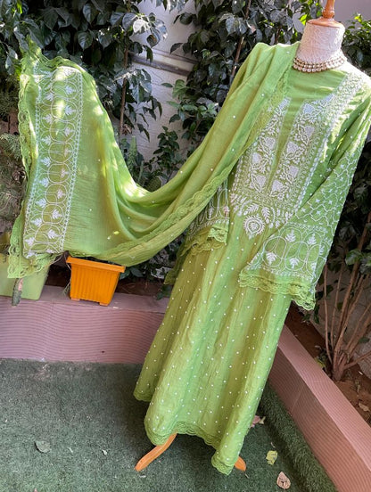 Ensemble Kurta en pur Mulmul avec broderies Chikankari et Cutdana, et dupatta orné (Lot de 3) (Semi-cousu)
