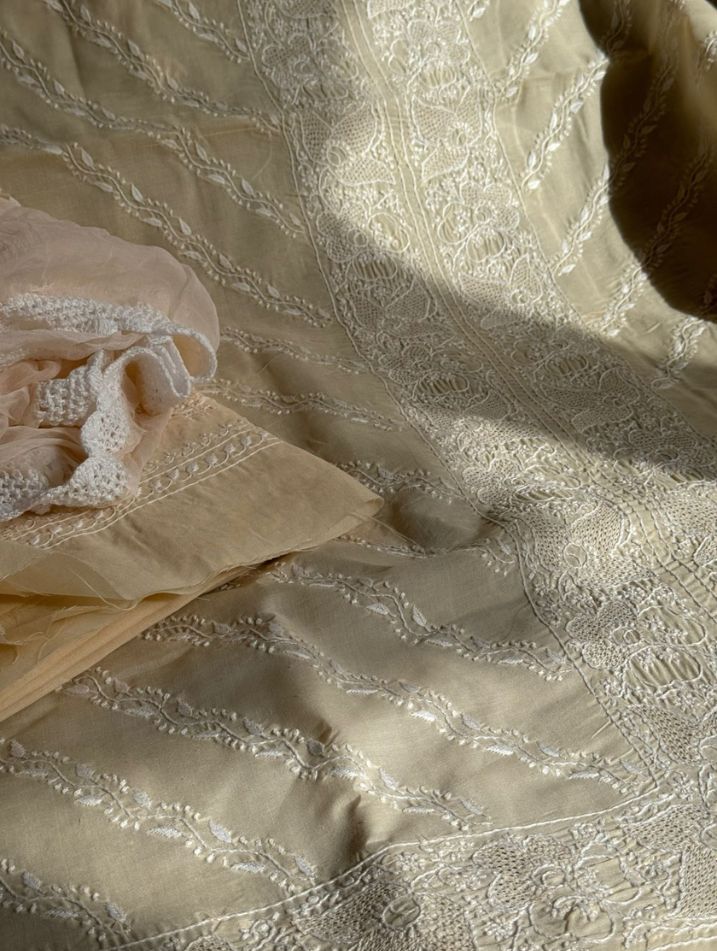 Ensemble de costume en voile de coton avec travail Chikankari et Haath Jaali avec dupatta en mousseline (lot de 3)
