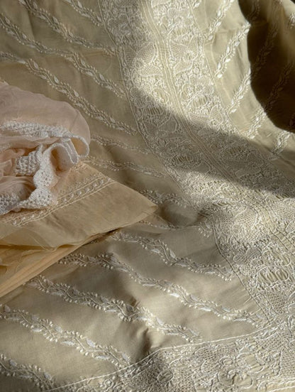 Ensemble de costume en voile de coton avec travail Chikankari et Haath Jaali avec dupatta en mousseline (lot de 3)