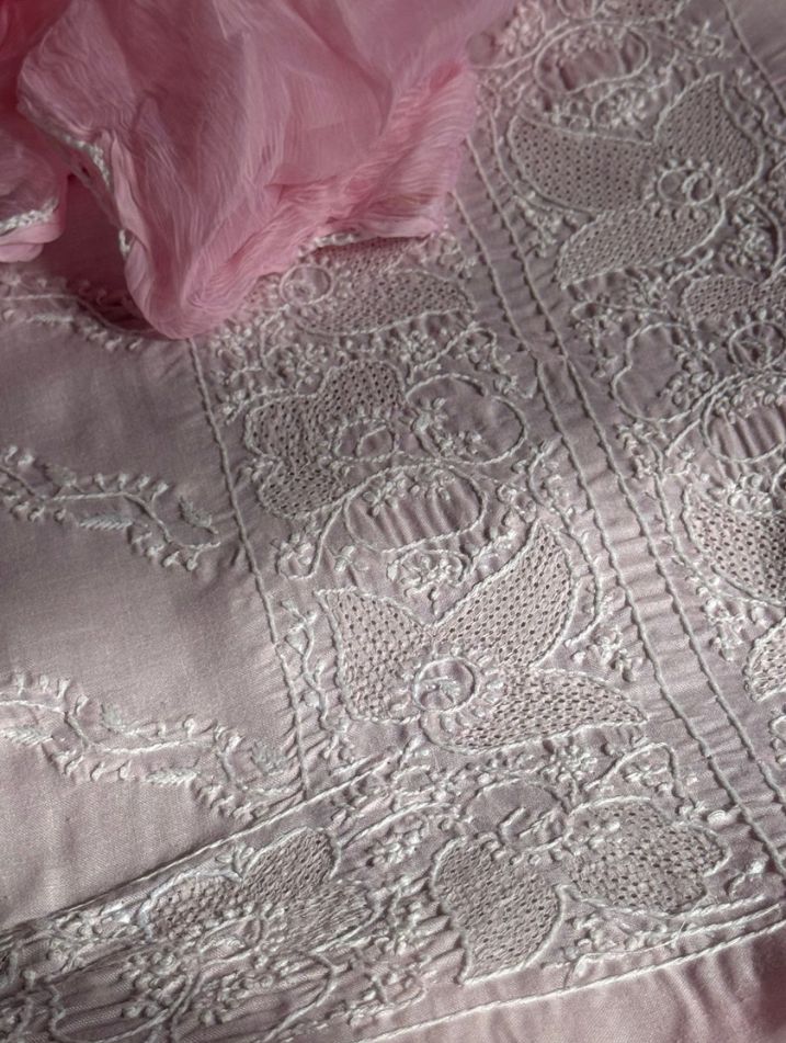 Ensemble Costume en Voile Pur Coton avec Broderie Chikankari Fine et Travail Haath Jaali avec Dupatta en Mousseline (Lot de 3)