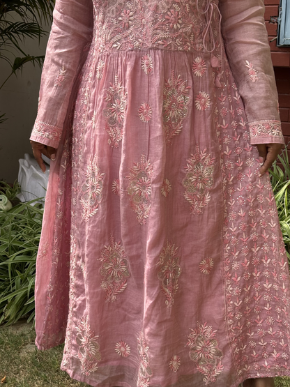Ensemble Angrakha en Tissu Brodé Main avec Travail Jaali Complexe et Lourde Dupatta (Ensemble de 2)