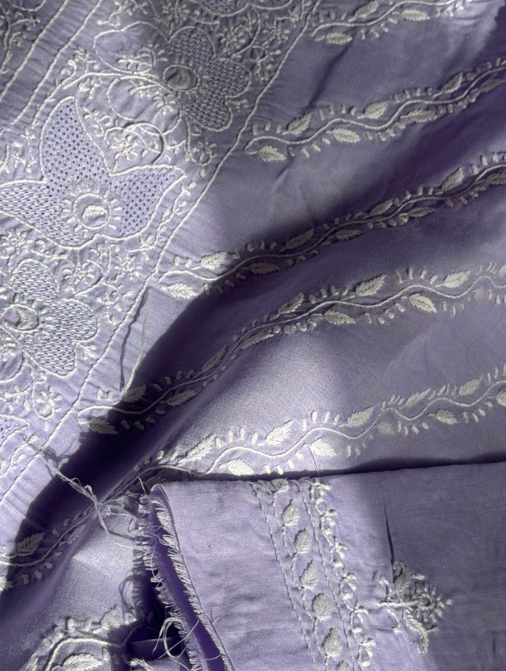 Ensemble de costume en voile de coton Loom avec broderie Chikankari fine et travail Haath Jaali avec dupatta en mousseline de soie