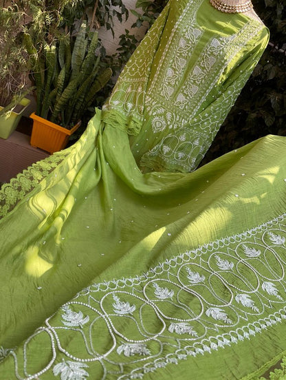 Ensemble Kurta en pur Mulmul avec broderies Chikankari et Cutdana, et dupatta orné (Lot de 3) (Semi-cousu)