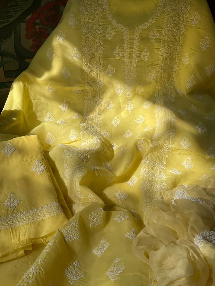 Ensemble costume en voile de coton avec broderie fine Chikankari et Boota, et dupatta en mousseline (Lot de 3)