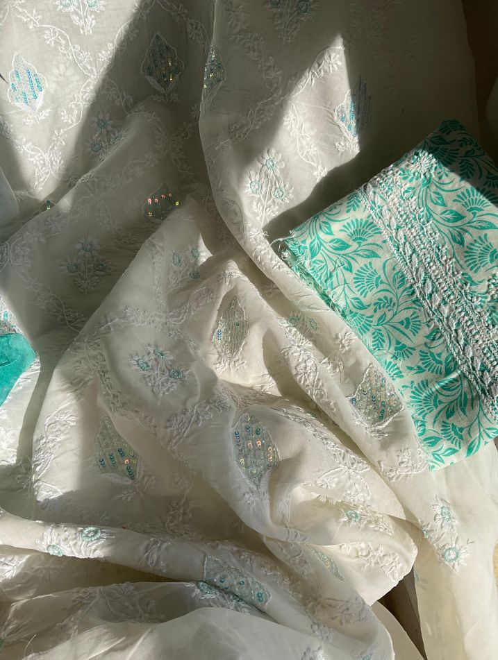 Ensemble de costume en voile de coton avec broderie Chikankari Jaal et travail de sequins-Cutdana, avec dupatta en mousseline (lot de 3) (non cousu)