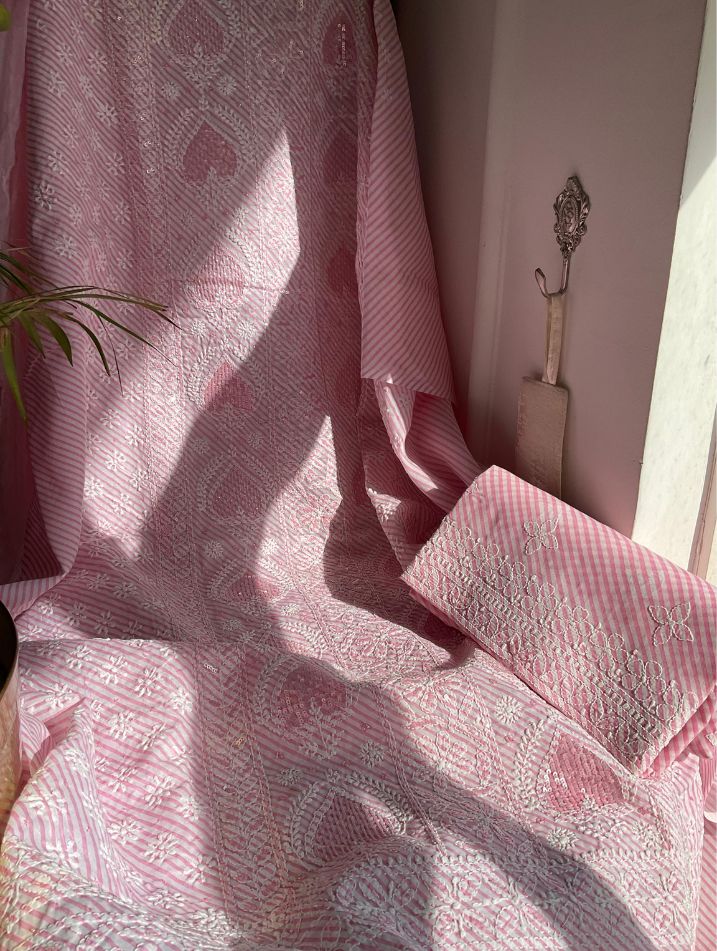 Ensemble de costume en voile de coton imprimé avec broderie Chikankari Jaal et travail de sequins-cutdana avec dupatta en mousseline (Lot de 3) (Non cousu)