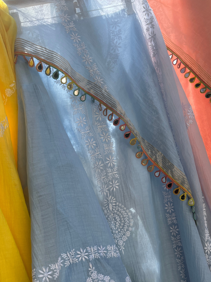 Ensemble Kurta Mulmul Pur avec Chikankari et Manches Brodés avec Dupatta en Dentelle Miroir (Ensemble de 3) (Semi-cousu)