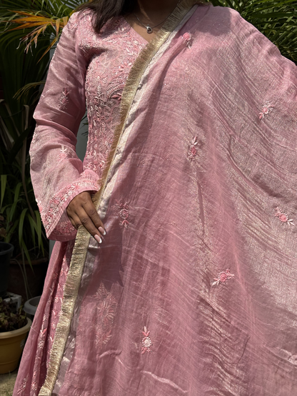 Ensemble Angrakha en Tissu Brodé Main avec Travail Jaali Complexe et Lourde Dupatta (Ensemble de 2)