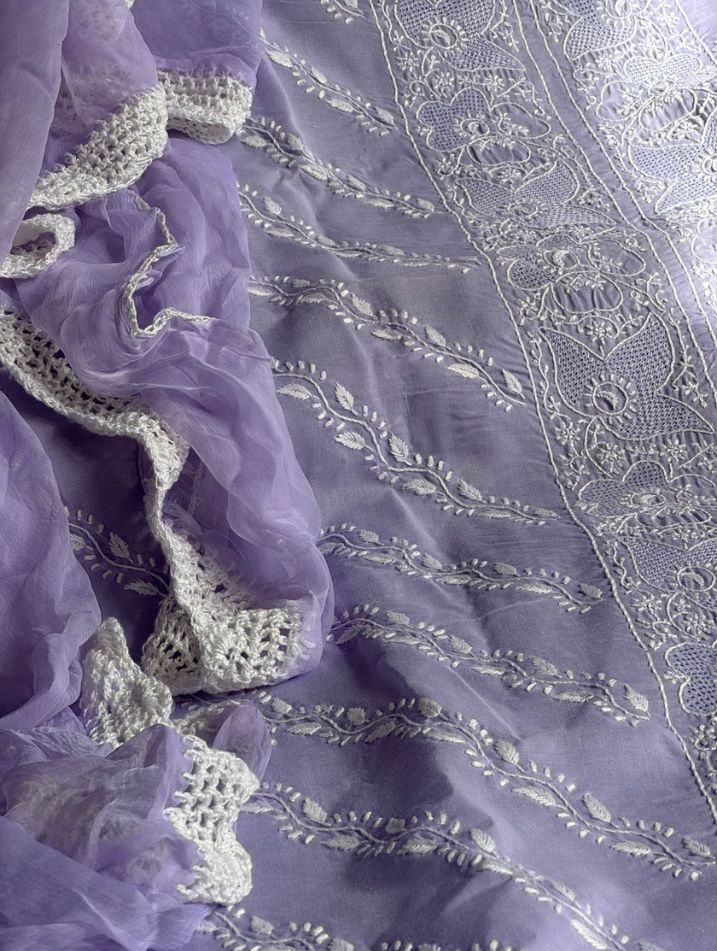 Ensemble de costume en voile de coton Loom avec broderie Chikankari fine et travail Haath Jaali avec dupatta en mousseline de soie