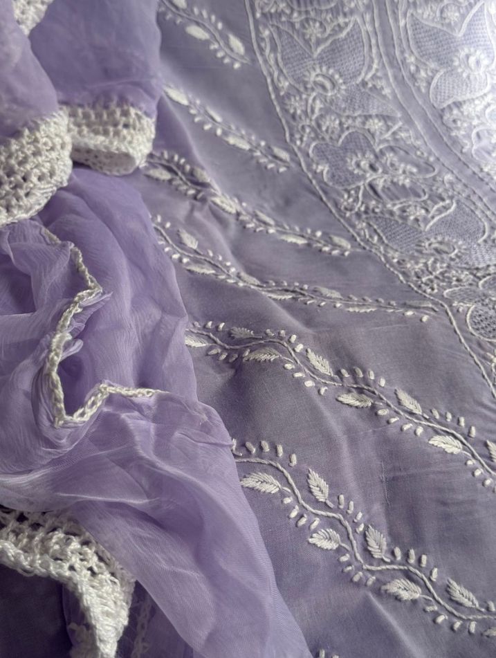 Ensemble de costume en voile de coton Loom avec broderie Chikankari fine et travail Haath Jaali avec dupatta en mousseline de soie