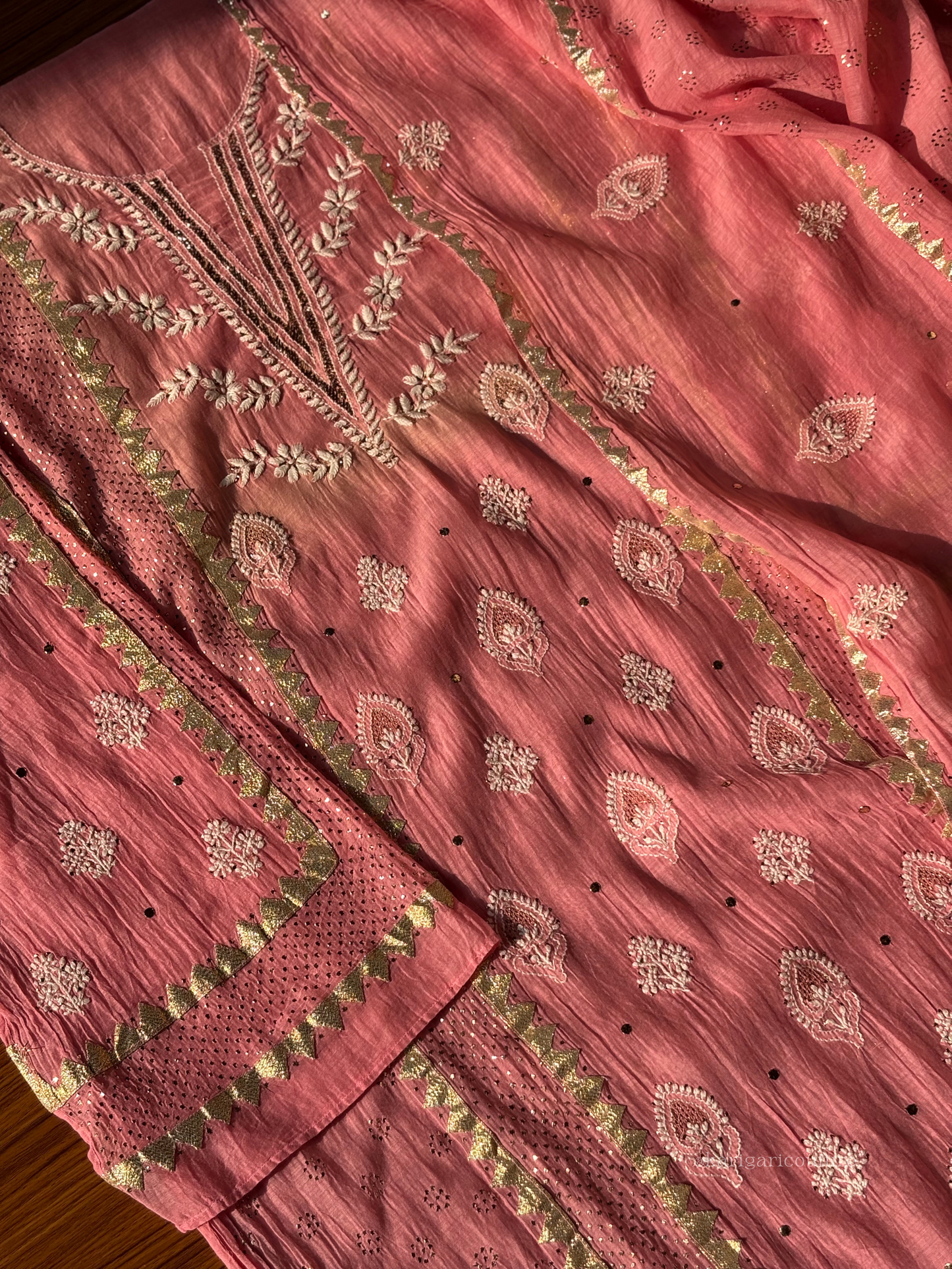 Ensemble Kurta Corail en Mulmul avec Travail Mukesh, Chikankari et Dupatta Lourdement Brodé