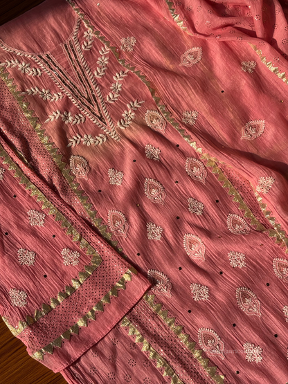 Ensemble Kurta Corail en Mulmul avec Travail Mukesh, Chikankari et Dupatta Lourdement Brodé