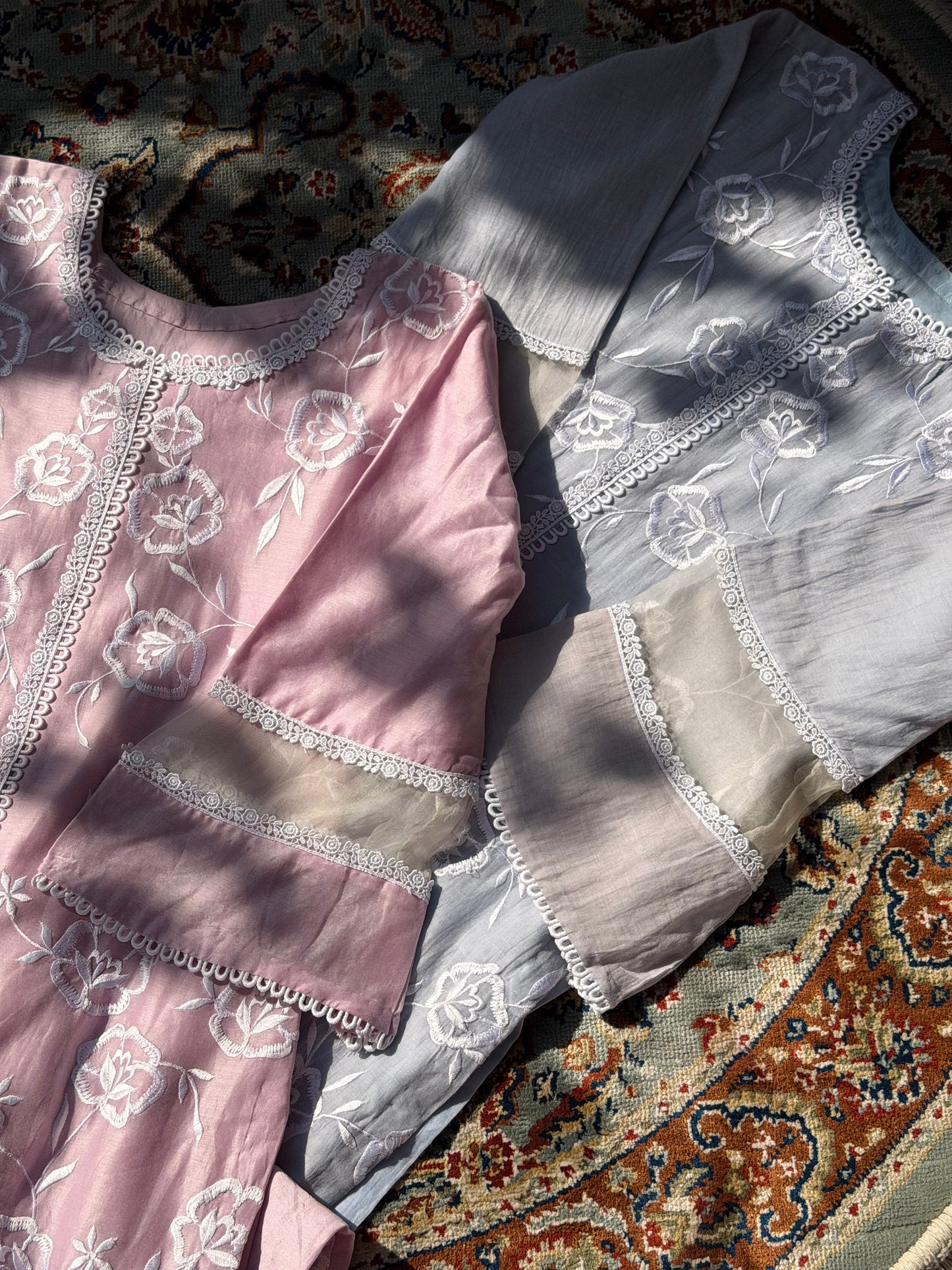 Ensemble de kurta en pure soie Chanderi avec broderie Parsi