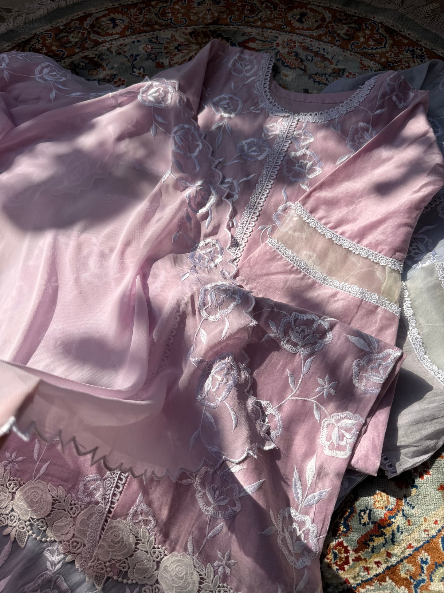 Ensemble de kurta en pure soie Chanderi avec broderie Parsi