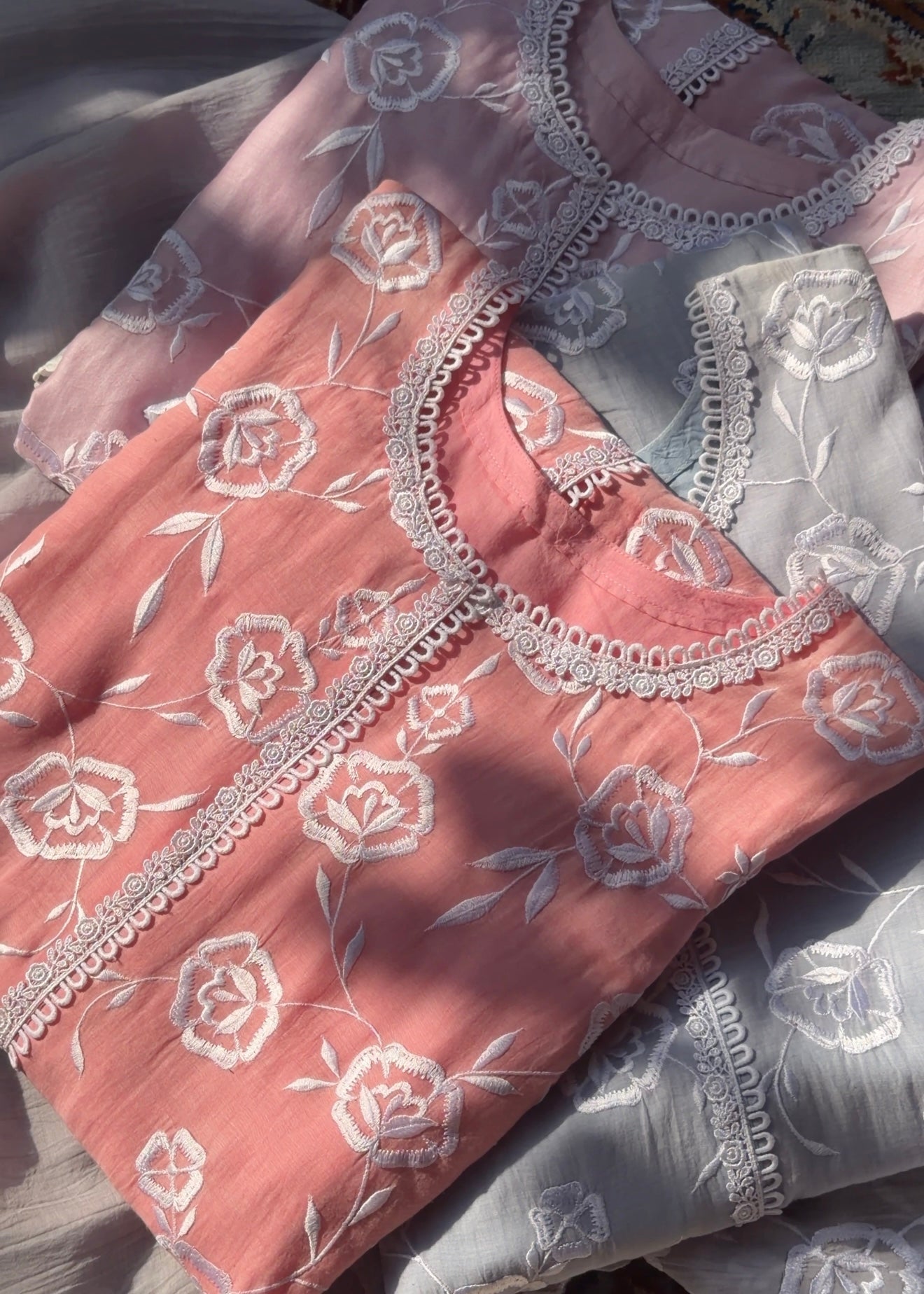 Ensemble de kurta en pure soie Chanderi avec broderie Parsi