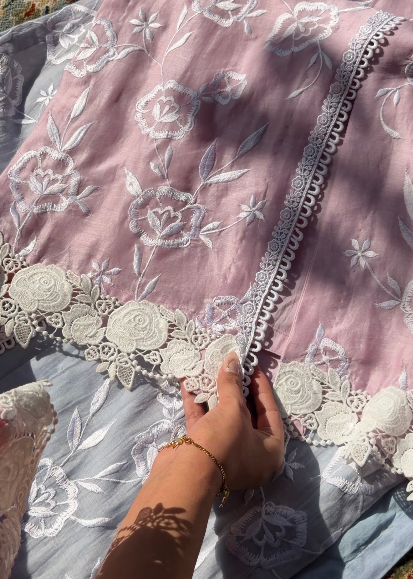 Ensemble de kurta en pure soie Chanderi avec broderie Parsi