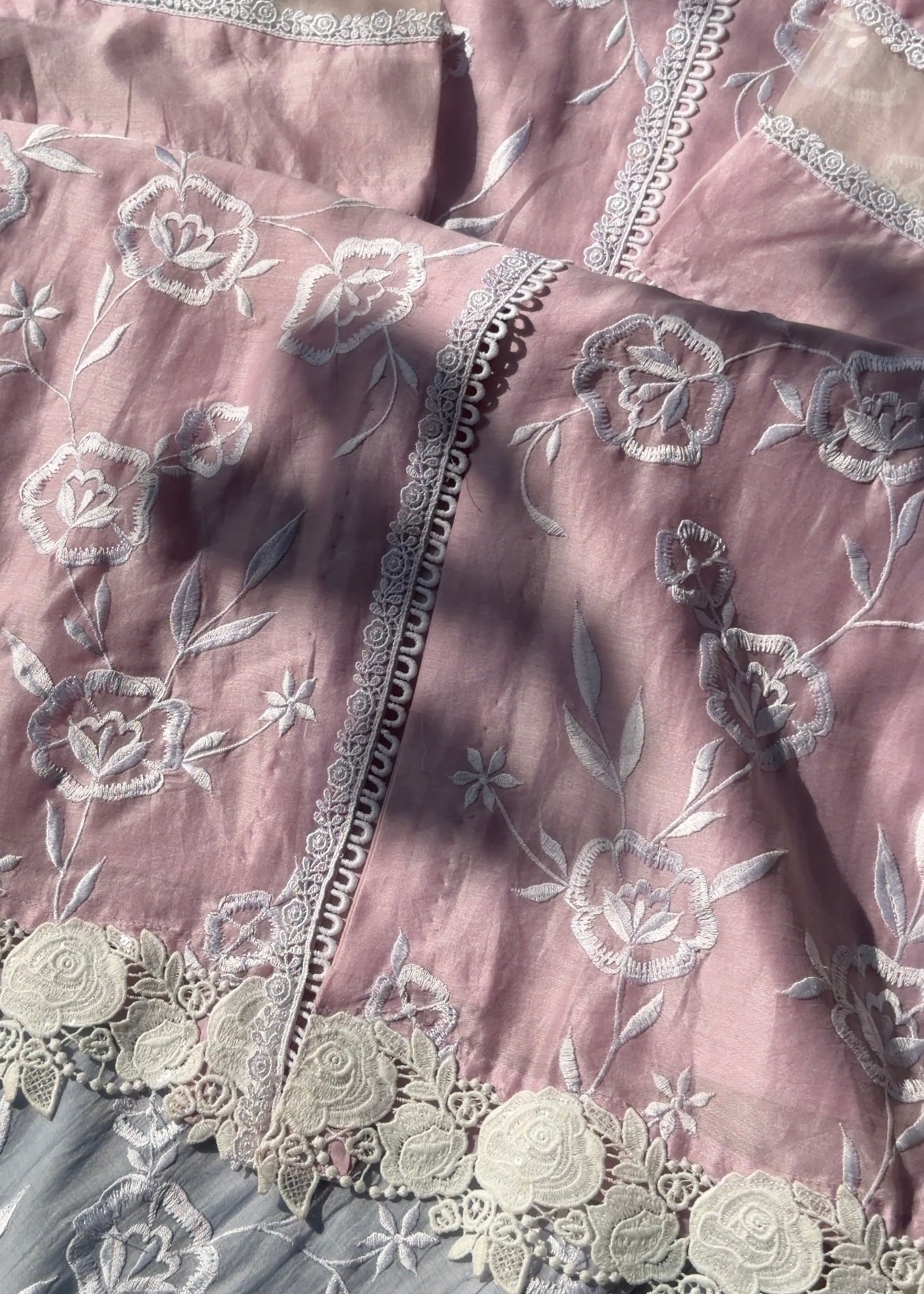 Ensemble de kurta en pure soie Chanderi avec broderie Parsi