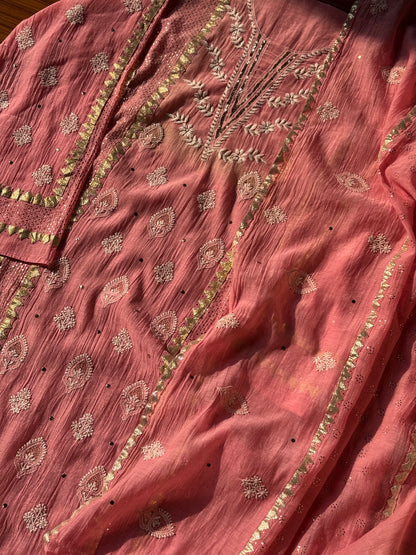 Ensemble Kurta Corail en Mulmul avec Travail Mukesh, Chikankari et Dupatta Lourdement Brodé