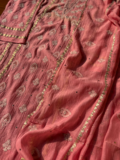 Ensemble Kurta Corail en Mulmul avec Travail Mukesh, Chikankari et Dupatta Lourdement Brodé
