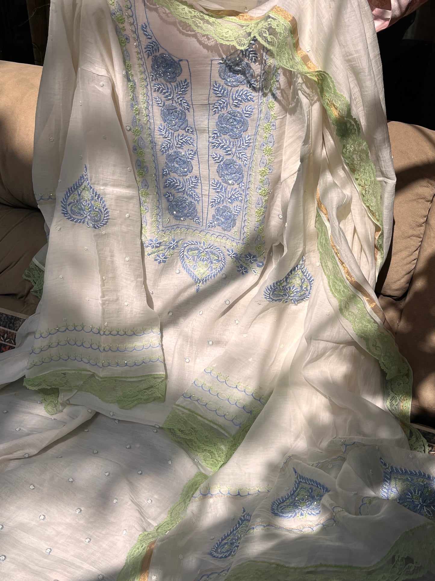 Ensemble Kurta Mulmul avec motifs Gulab faits à la main et dupatta Boota avec détails en dentelle (ensemble de 3 pièces) (non cousu)
