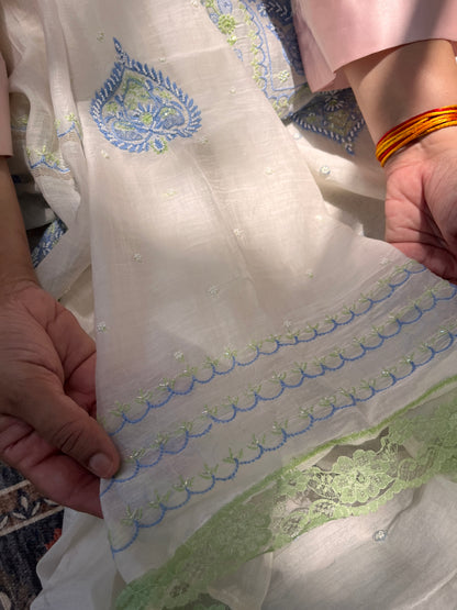 Ensemble Kurta Mulmul avec motifs Gulab faits à la main et dupatta Boota avec détails en dentelle (ensemble de 3 pièces) (non cousu)