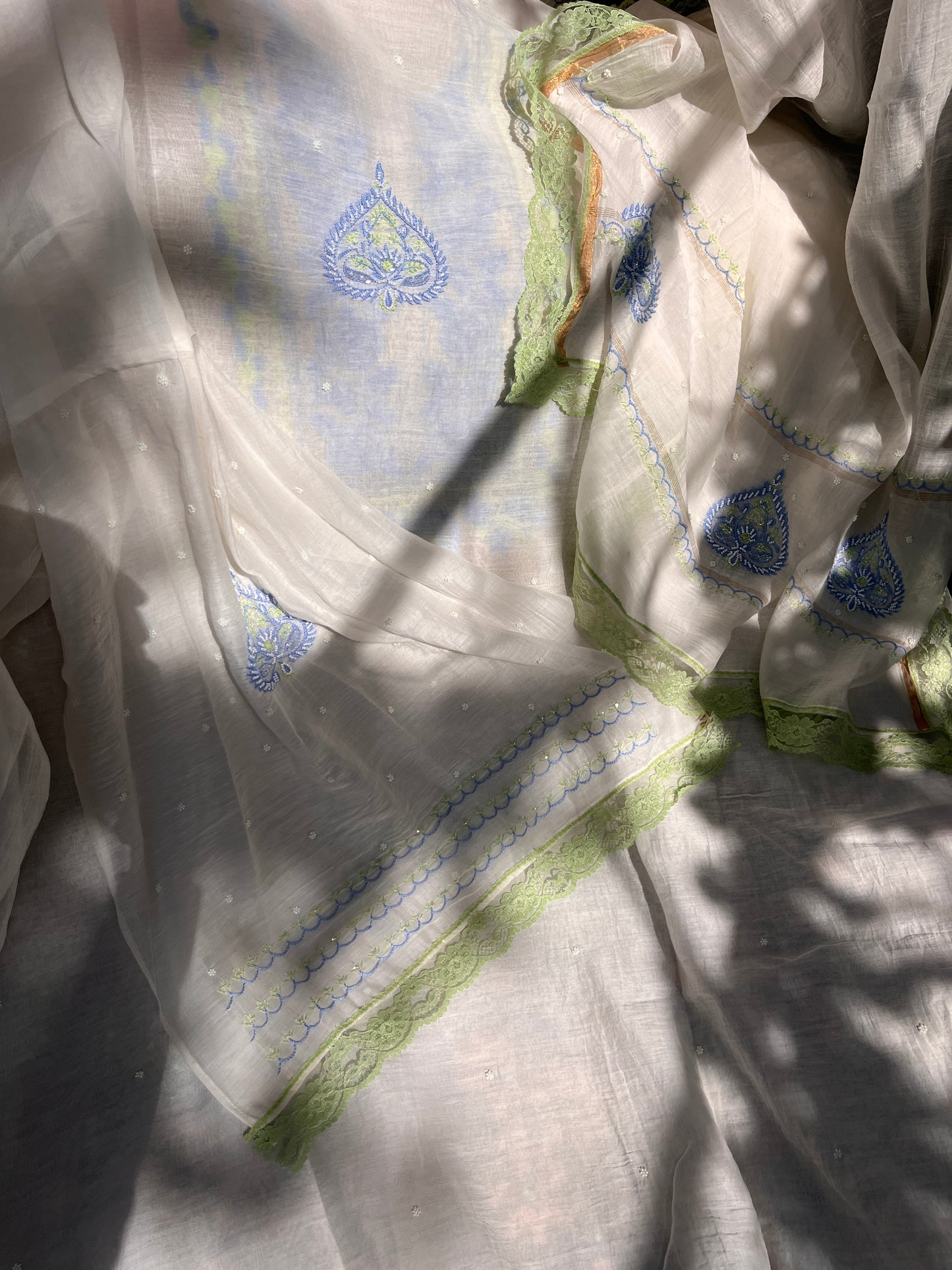 Ensemble Kurta Mulmul avec motifs Gulab faits à la main et dupatta Boota avec détails en dentelle (ensemble de 3 pièces) (non cousu)