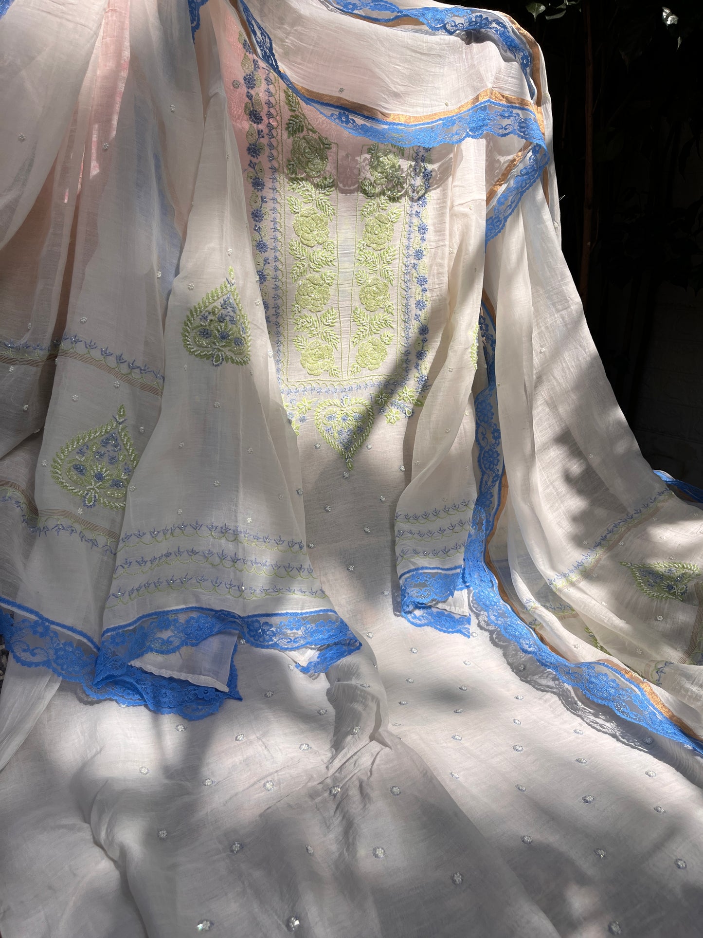 Ensemble Kurta Mulmul avec motifs Gulab faits à la main et dupatta Boota avec détails en dentelle (ensemble de 3 pièces) (non cousu)