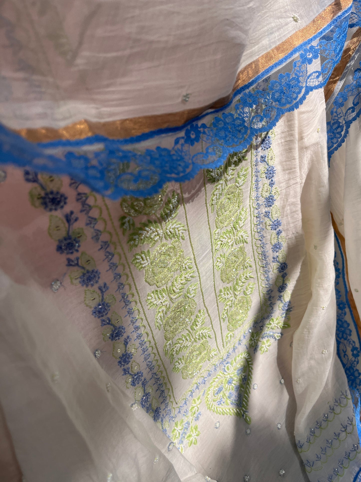 Ensemble Kurta Mulmul avec motifs Gulab faits à la main et dupatta Boota avec détails en dentelle (ensemble de 3 pièces) (non cousu)