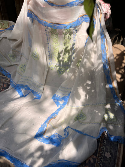 Ensemble Kurta Mulmul avec motifs Gulab faits à la main et dupatta Boota avec détails en dentelle (ensemble de 3 pièces) (non cousu)