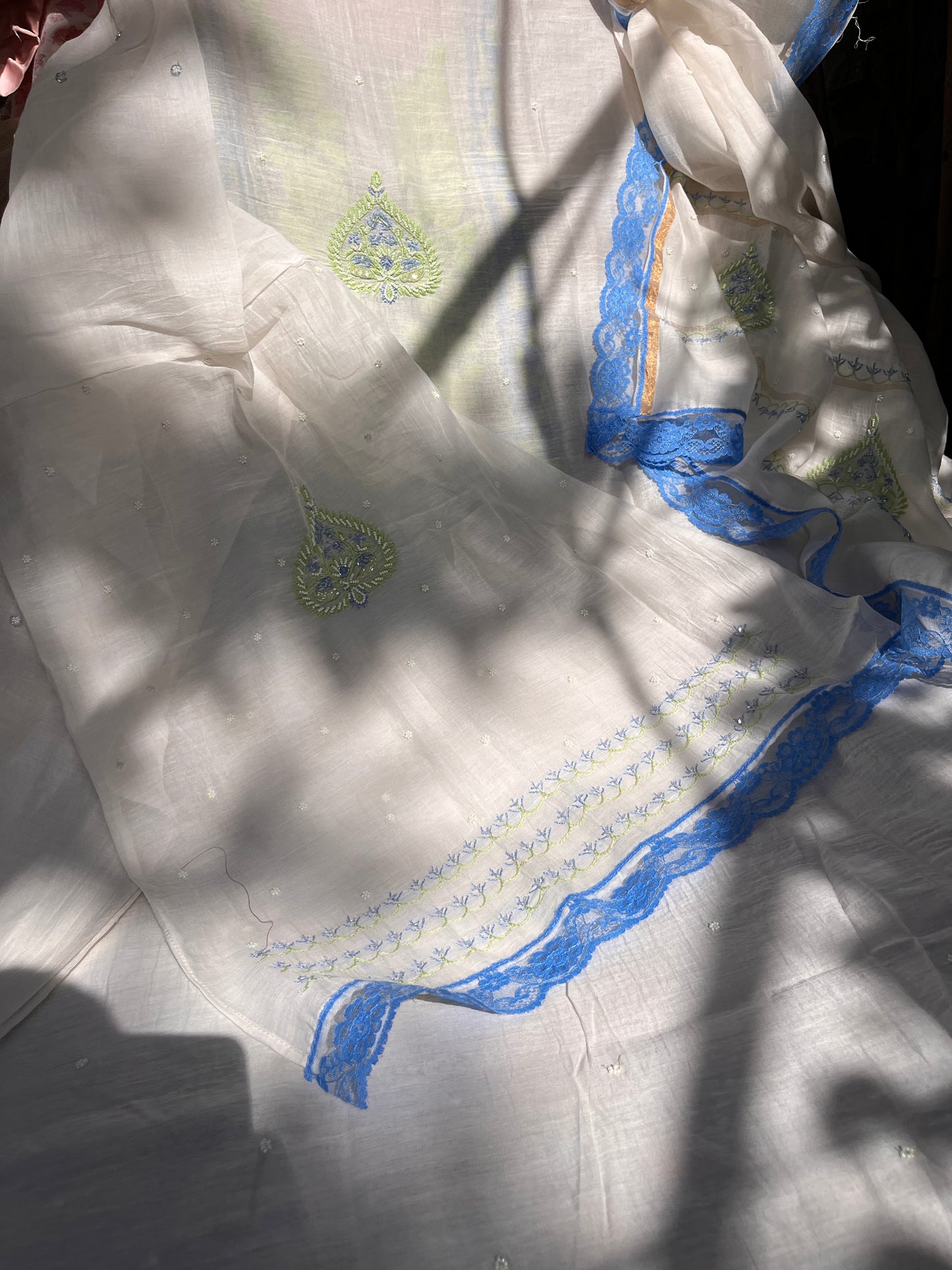 Ensemble Kurta Mulmul avec motifs Gulab faits à la main et dupatta Boota avec détails en dentelle (ensemble de 3 pièces) (non cousu)