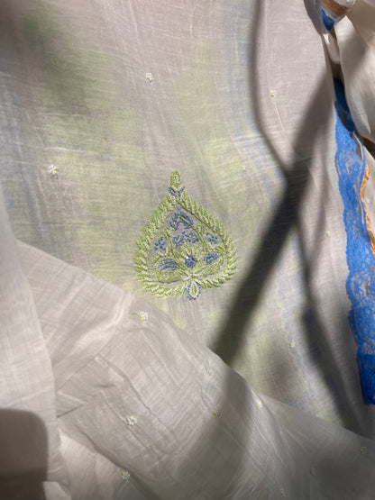 Ensemble Kurta Mulmul avec motifs Gulab faits à la main et dupatta Boota avec détails en dentelle (ensemble de 3 pièces) (non cousu)