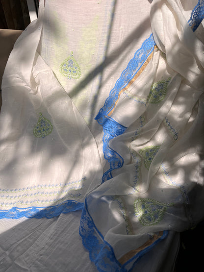 Ensemble Kurta Mulmul avec motifs Gulab faits à la main et dupatta Boota avec détails en dentelle (ensemble de 3 pièces) (non cousu)