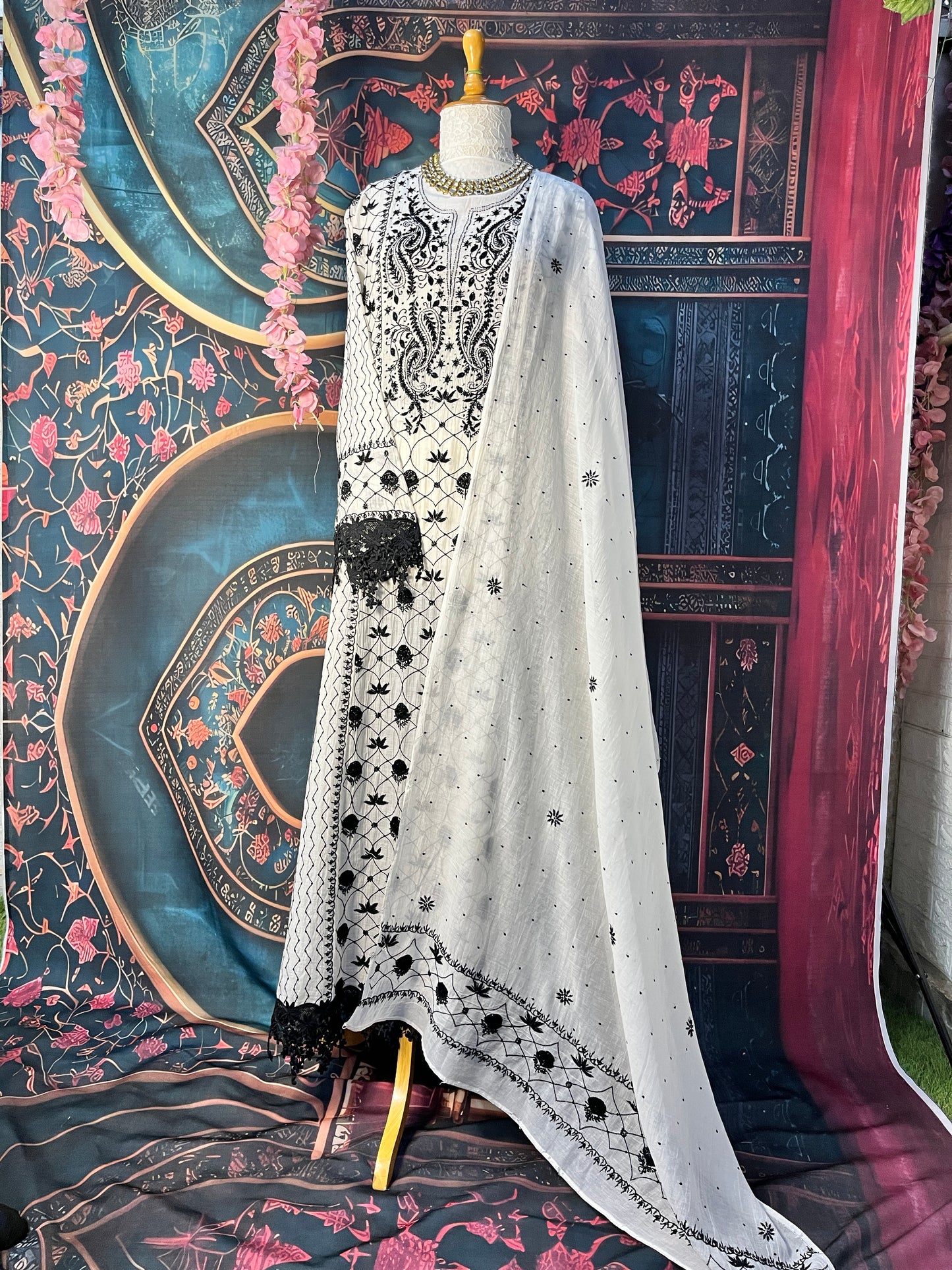 Anarkali ivoire avec broderie cutdana noire intense