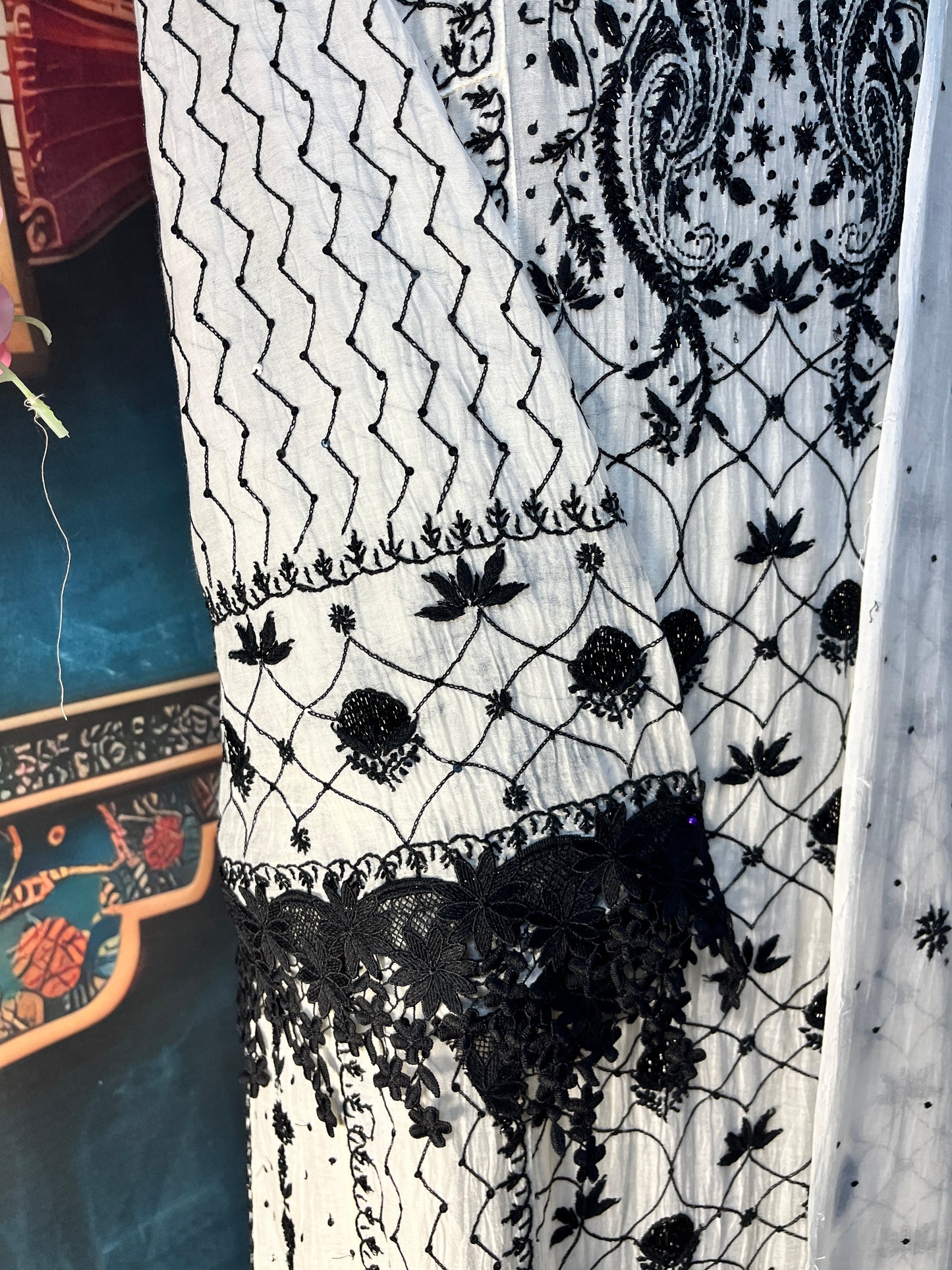 Anarkali ivoire avec broderie cutdana noire intense