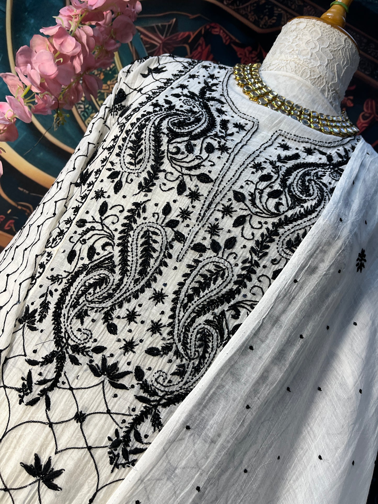 Anarkali ivoire avec broderie cutdana noire intense