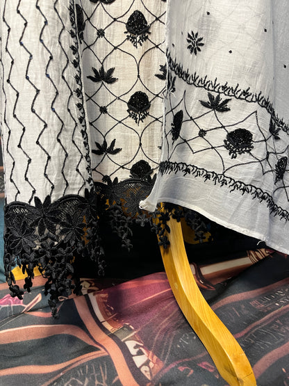 Anarkali ivoire avec broderie cutdana noire intense