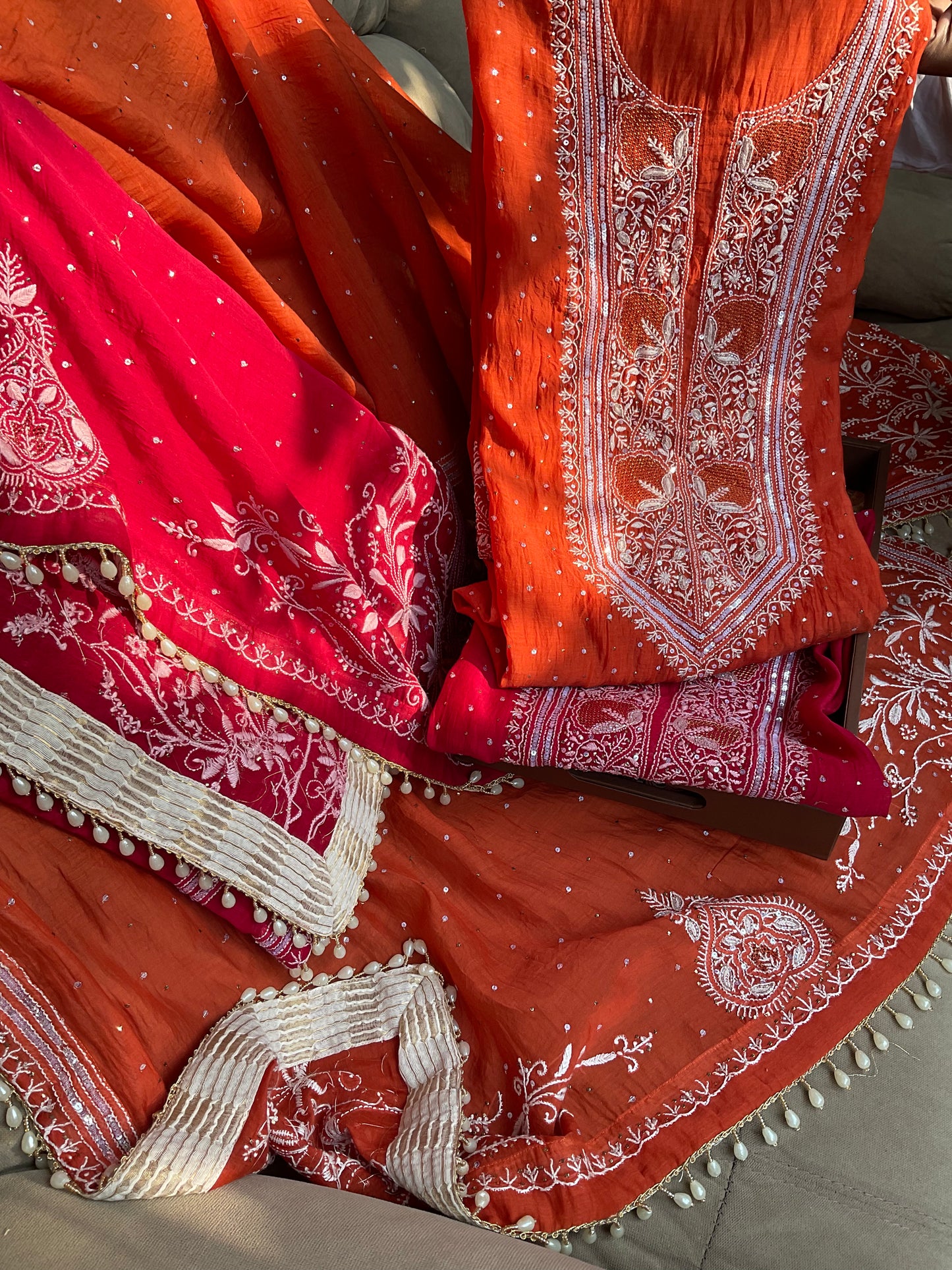 Ensemble kurta doux en voile de coton avec broderie Chikankari et travail Mukesh, et dupatta fait main (ensemble de 3) (cousu)