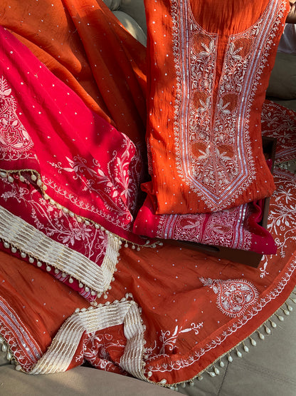 Ensemble kurta doux en voile de coton avec broderie Chikankari et travail Mukesh, et dupatta fait main (ensemble de 3) (cousu)