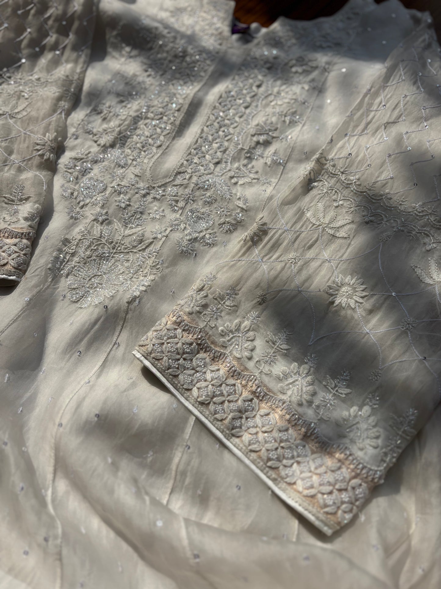 L'Ivoire Éthéré : Ensemble Anarkali en Organza Brodé Main