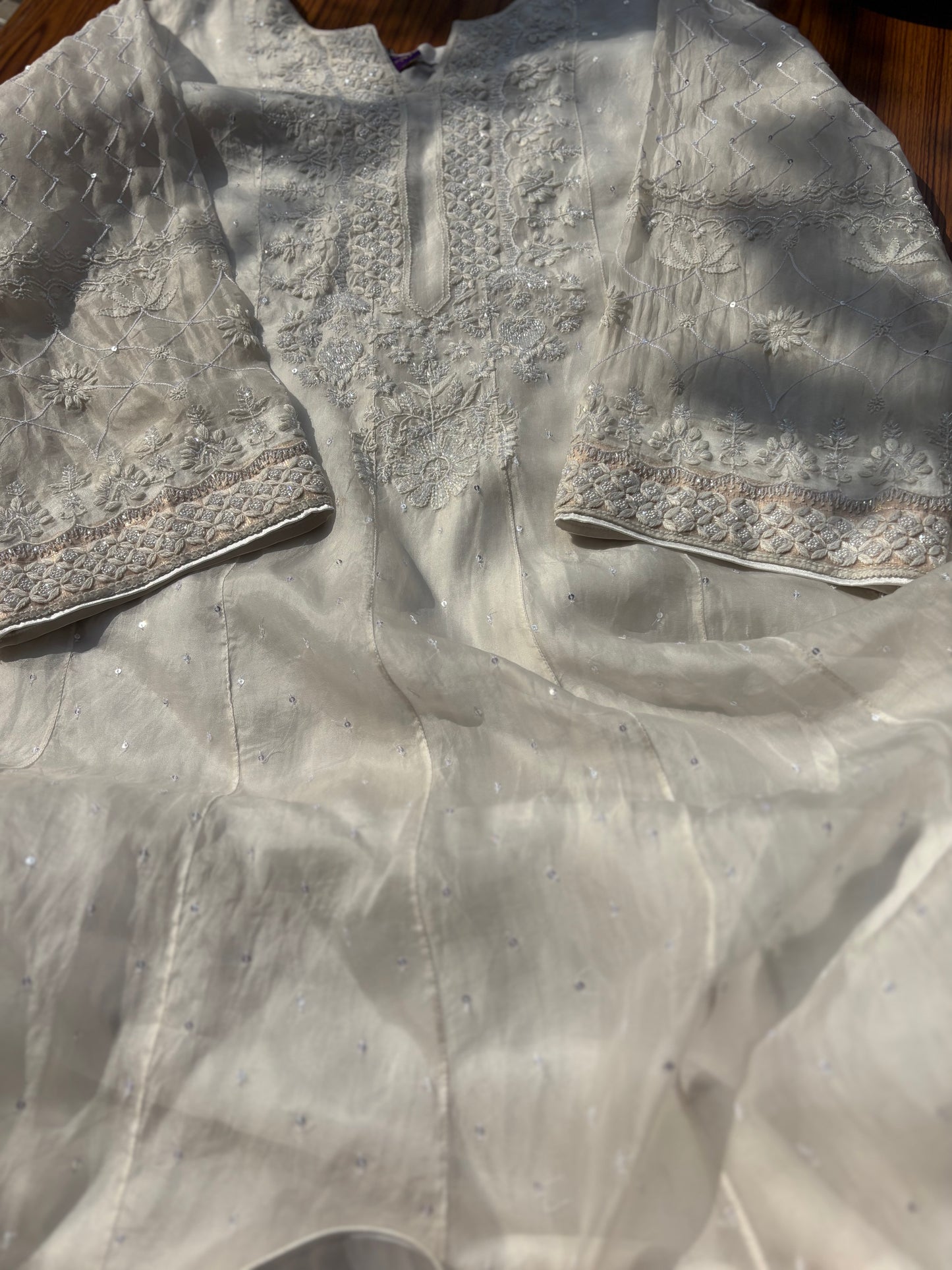 L'Ivoire Éthéré : Ensemble Anarkali en Organza Brodé Main