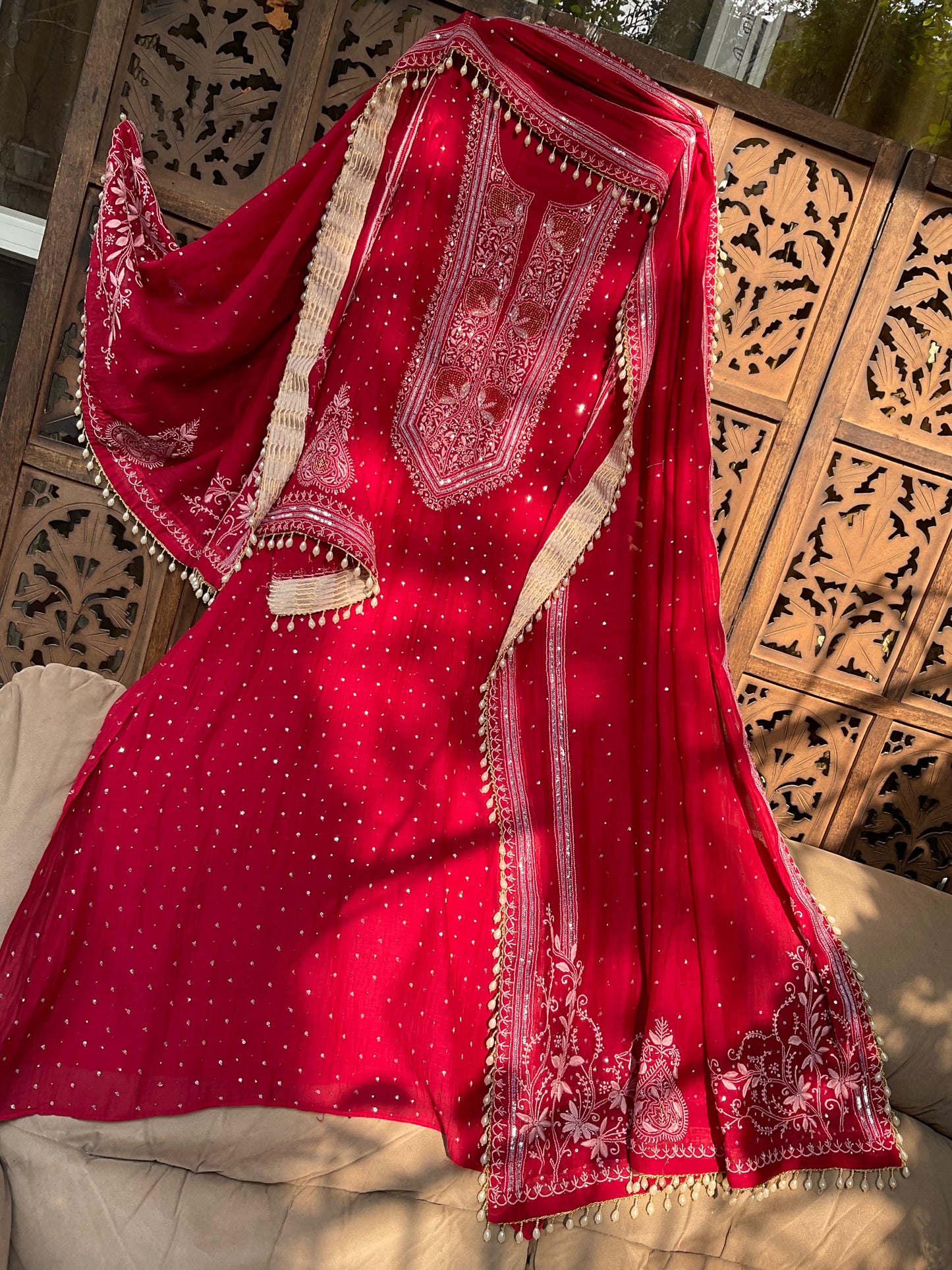 Ensemble kurta doux en voile de coton avec broderie Chikankari et travail Mukesh, et dupatta fait main (ensemble de 3) (cousu)